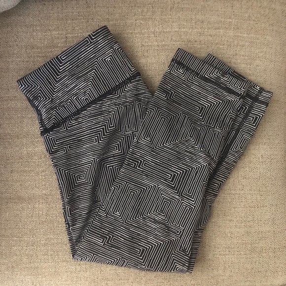 Lululemon crop size 6 - Picture 1 of 3